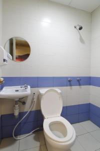 卡兰巴Astrotel Calamba的一间带卫生间和水槽的浴室