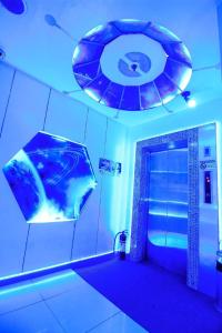 卡兰巴Astrotel Calamba的带淋浴的浴室(带蓝色灯光)