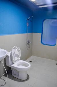 马尼拉Astrotel Guadalupe的一间带卫生间和水槽的浴室