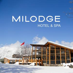 拉斯特朗卡斯MI Lodge Las Trancas Hotel & Spa的雪中酒店,设有木偶酒店和水疗中心