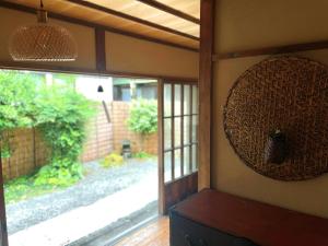 镰仓市古民家の宿 鎌倉楽庵的一间设有窗户和镜子的墙壁客房