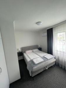 萨拉热窝阿达 - 奥托卡酒店的一间卧室设有一张床和一个窗口