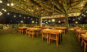 古瓦哈提Treebo Trend Park Palace的用餐室配有木桌和椅子