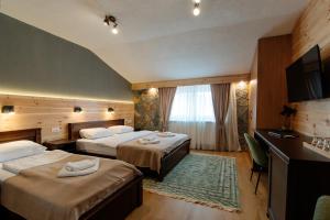 扎布利亚克金酒酒店的酒店客房设有两张床和电视。