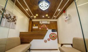 古瓦哈提Treebo Trend Park Palace的一间设有两把椅子和天花板的等候室