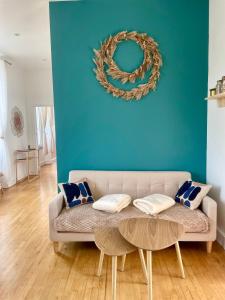 拉尼翁Madini-Breizh :T3 cœur de ville的带沙发和蓝色墙壁的客厅