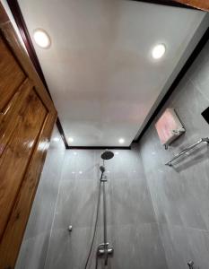 苏里高Casa Rosita Beach Front House的带淋浴的浴室和天花板