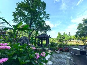 桂林桂林和舍花园小院的一个带凉亭和鲜花的花园