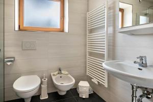 马兰扎Residence Condor的白色的浴室设有卫生间和水槽。