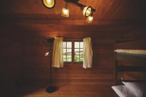 北斗市Premium villa glamping log cabin with stars and bonfire的小木屋内的一个窗户房间