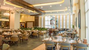 巴格达Babylon Rotana Hotel的用餐室设有桌椅和窗户。