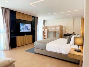 莱卡邦Canalis Suvarnabhumi Airport Hotel的一间卧室配有一张床和一台电视
