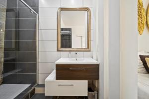 第戎La Suite Indivio - Appartement standing vue cathédrale的一间带水槽和镜子的浴室