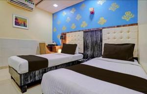 孟买Hotel Golden Park Near NESCO的一间酒店客房内设有两张床的房间