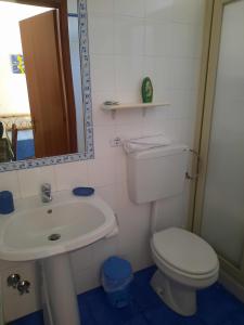 贾迪尼-纳克索斯Villa Verdemare Naxos的一间带水槽、卫生间和镜子的浴室