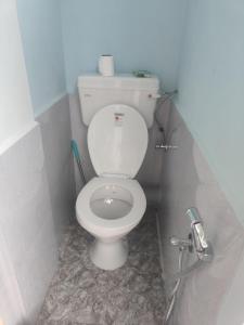 西隆Keeon Private Room Top的浴室位于隔间内,设有白色卫生间。