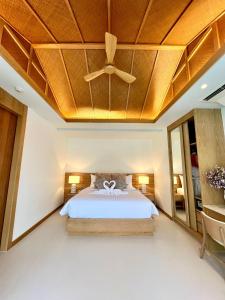 卡农Luxtalay khanom Hotel的一间卧室设有一张带天花板的床
