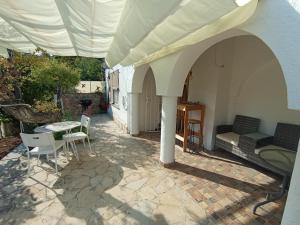 滨海托萨Casa Morisca的庭院配有桌椅和遮阳伞。
