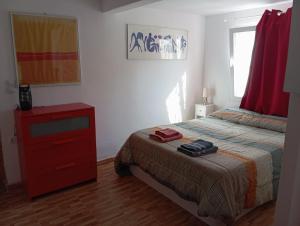 滨海托萨Casa Morisca的一间卧室配有一张带红色梳妆台和红色抽屉的床