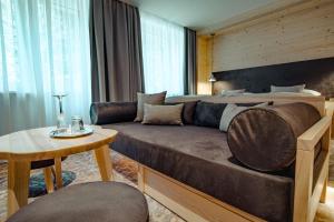 塔莱帕提赞酒店的客厅配有沙发和1张床