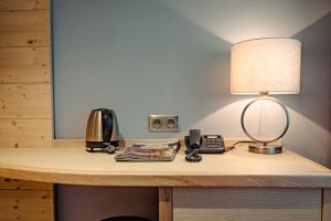 塔莱帕提赞酒店的一张桌子,上面有台灯和电话
