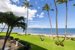 基黑Kihei Beach Resort 201的棕榈树度假村享有海滩美景