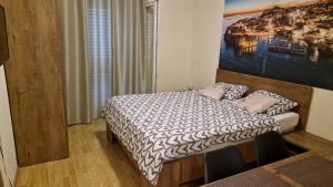 默克斯卡帕拉拉斯公寓的一间卧室配有一张壁画床