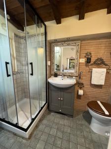蒂沃利Villa Adriana House - alloggio turistico ID 18021的带淋浴、盥洗盆和卫生间的浴室