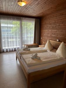 万丹斯Gasthof Stern的一间卧室设有两张床和大窗户