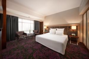 河内河内铂尔曼酒店的配有一张床和一张书桌的酒店客房