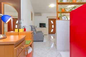 普拉Studio Apartment Oliva的一间厨房和带红色墙壁的客厅