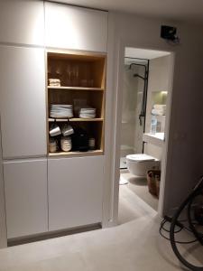 上阿兰Acogedor apartamento a pie de pistas cota 1500的带卫生间的浴室内的白色橱柜