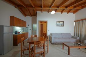 博尔什Vila Arturi的厨房以及带沙发和桌子的客厅。