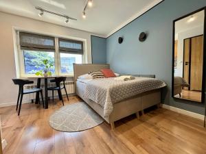 拉多姆Przytulne mieszkanie w centrum miasta的一间卧室配有一张床、一张桌子和一个窗户。