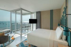 芭堤雅市中心芭堤雅假日酒店的酒店客房设有一张床和一个阳台。