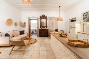 哈尔基岛Villa Antonis的客厅配有沙发和桌子