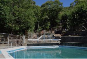 吉桑多Hostal Cielo de Gredos的树木繁茂的公园里的一个水泳池