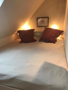 摩尔苏姆Appartement Wattsein的卧室配有带条纹枕头的床