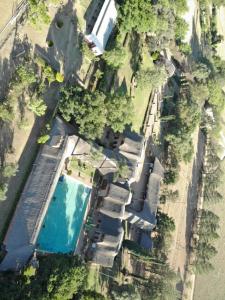 米德兰Owls Loft Guest House的享有庭院游泳池的顶部景色