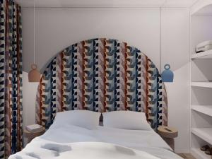 基伯龙Mercure Quiberon Hotel的卧室里一张带蓝色床头板的床