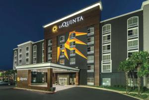 圣安东尼奥La Quinta Inn & Suites by Wyndham San Antonio Downtown的建筑与酒店 ⁇ 染