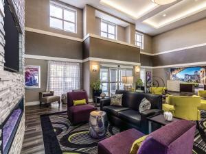 圣安东尼奥La Quinta Inn & Suites by Wyndham San Antonio Downtown的客厅配有沙发和椅子