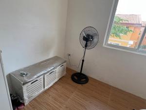 Affordable 2 storey transient house with free wifi in Camella Homes Koronadal的窗户旁的风扇客房