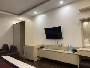 太原省Khách Sạn Tom’s的客厅设有壁挂式平面电视。