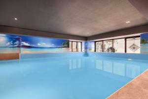第比利斯Wyndham Grand Tbilisi的蓝色灯光的房子里的一个游泳池