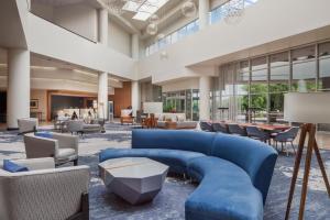 阿林顿阿灵顿喜来登酒店 的一个带蓝色沙发和椅子的大型大堂