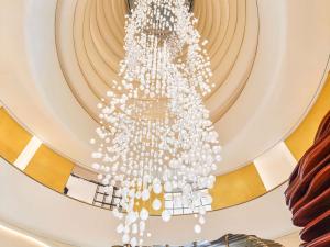 多哈Fairmont Doha的吊在天花板上的白色吊灯