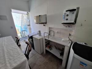 圣保罗Hostel Jardim da Saúde的一间带水槽和微波炉的小厨房