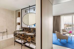 西斯蒂亚纳Tivoli Portopiccolo Sistiana Wellness Resort & Spa的浴室设有2个水槽和镜子