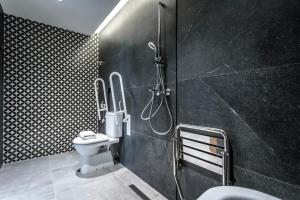 瓦伦西亚PAMPHYLIA HOTEL的带淋浴和卫生间的浴室